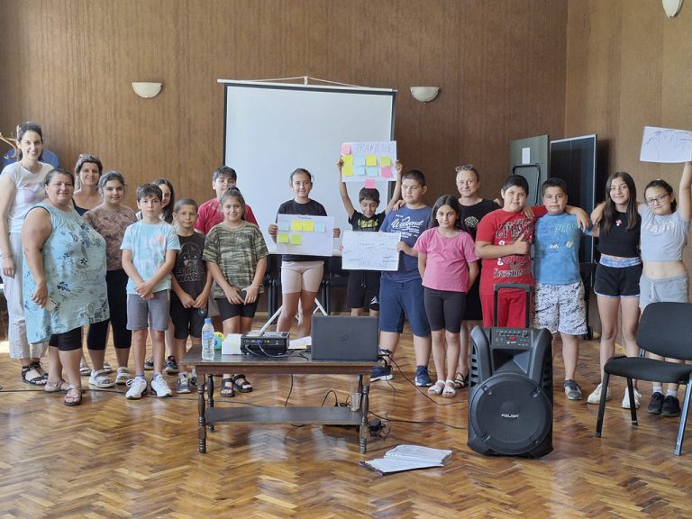 Общество | Учат чрез игри деца да се пазят от трафика на хора