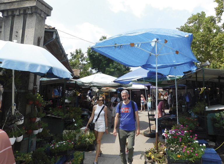 Прасковите са хитът на пазара, щандовете отрупани с дини и пъпеши