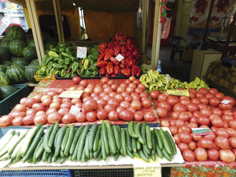 Прасковите са хитът на пазара, щандовете отрупани с дини и пъпеши