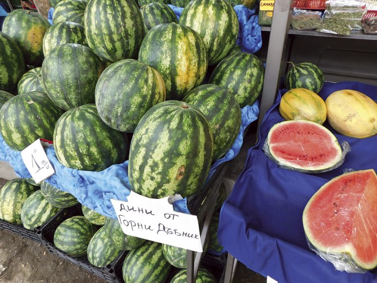 Прасковите са хитът на пазара, щандовете отрупани с дини и пъпеши
