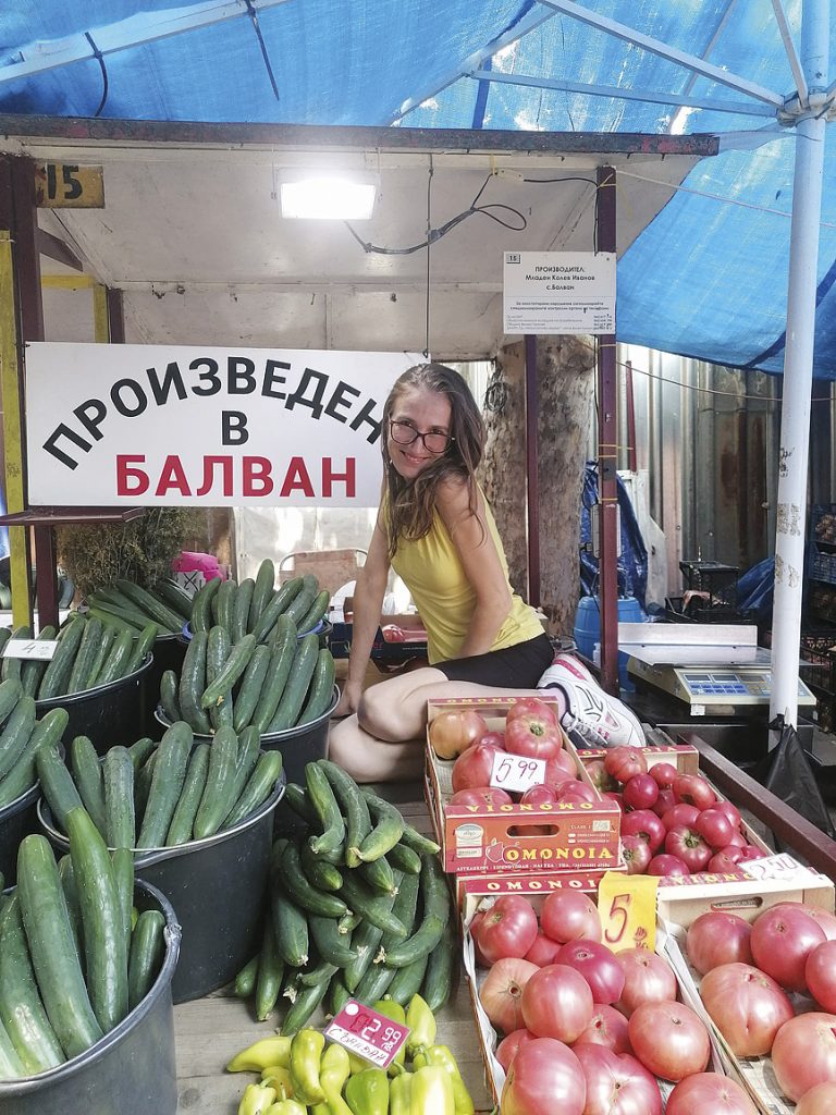 Прасковите са хитът на пазара, щандовете отрупани с дини и пъпеши
