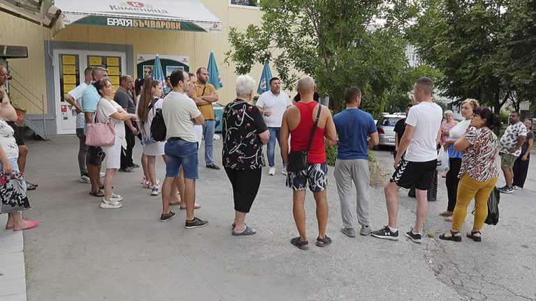 Общинските съветници Димитър Манолов и Борис Китанов се заеха с наболели проблеми на квартал “Зона Б”