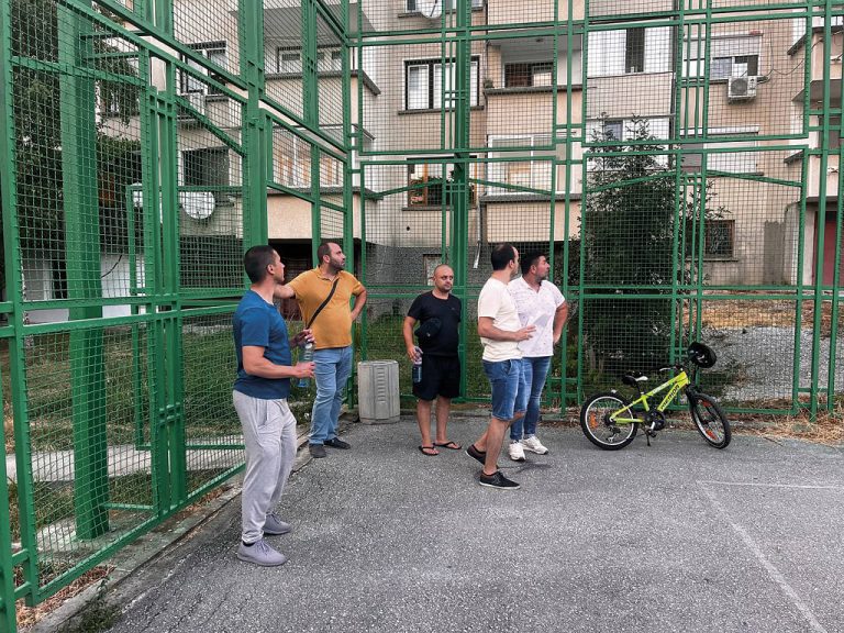 Общинските съветници Димитър Манолов и Борис Китанов се заеха с наболели проблеми на квартал “Зона Б”