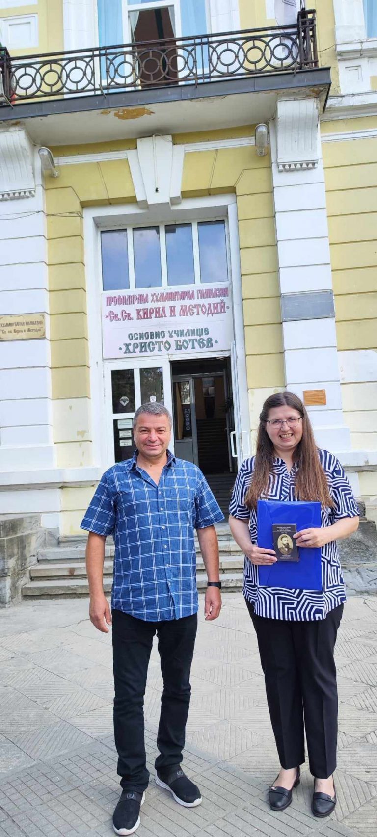 Горещи новини | Историк дари бележника на  Хр. Ботев на Хуманитарна гимназия