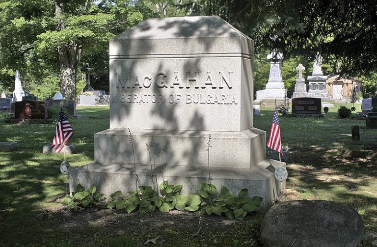 Паметник на Макгахан се  издига в центъра на Елена