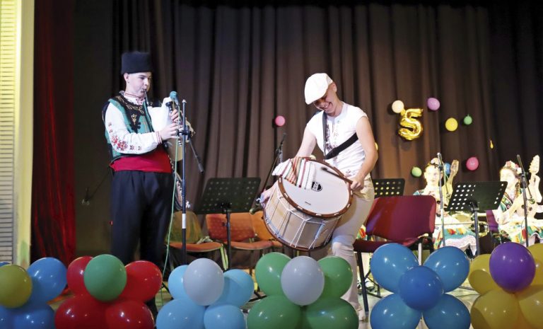 Школата за народни инструменти “Потомци”  отпразнува пет години от създаването си