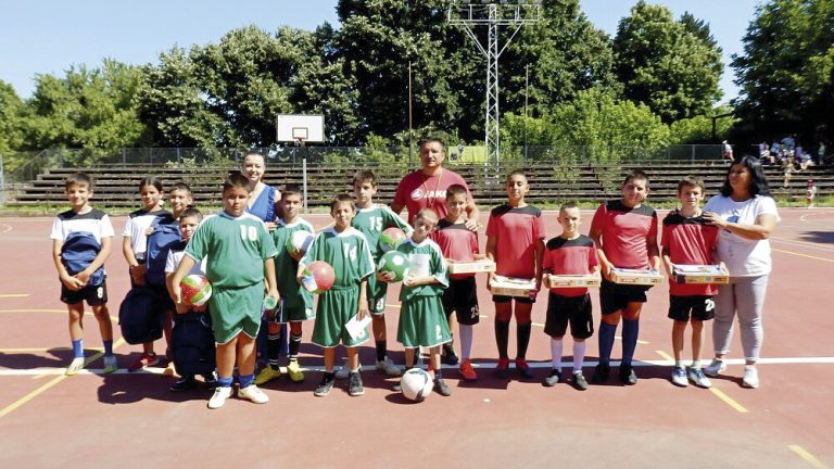 Общество | В джулюнското училище се проведе  състезание по футбол на малки вратички