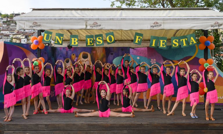 Фестивалът UN BESO FIESTA събра стотици