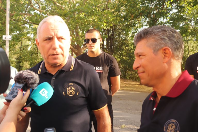 Горещи новини | Продадоха на търг за 12 хил. лв.  фланелки на Стоичков и Балъков