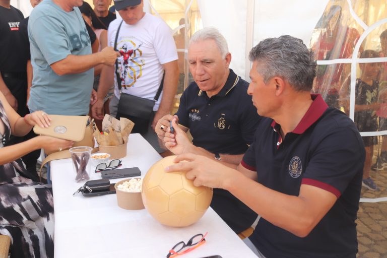 Продадоха на търг за 12 хил. лв.  фланелки на Стоичков и Балъков