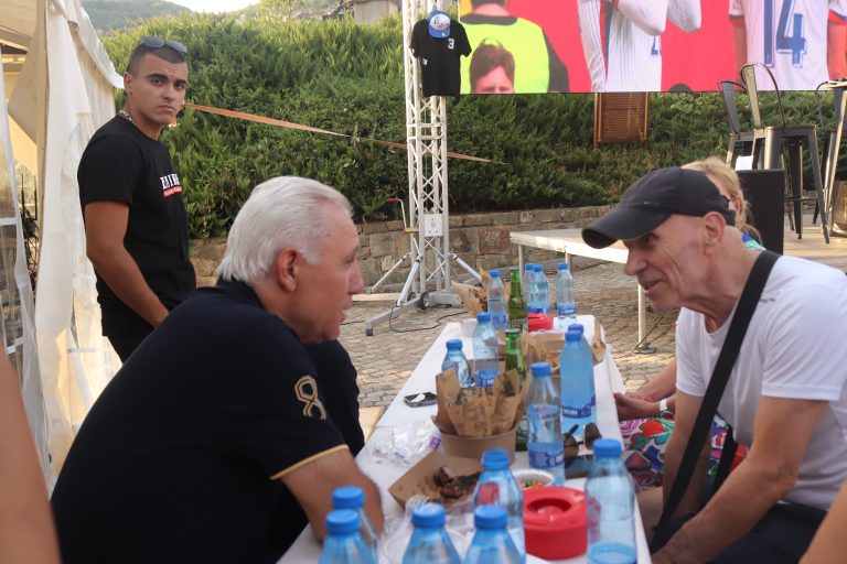 Продадоха на търг за 12 хил. лв.  фланелки на Стоичков и Балъков