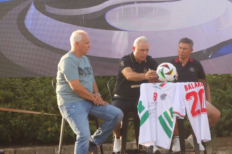 Продадоха на търг за 12 хил. лв.  фланелки на Стоичков и Балъков