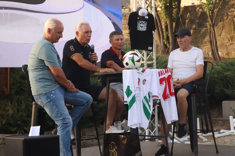 Продадоха на търг за 12 хил. лв.  фланелки на Стоичков и Балъков