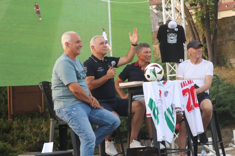 Продадоха на търг за 12 хил. лв.  фланелки на Стоичков и Балъков