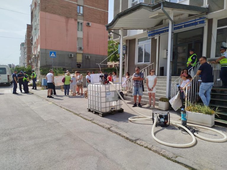 Горещи новини | Хората от Караисен излязоха  на протест заради безводието