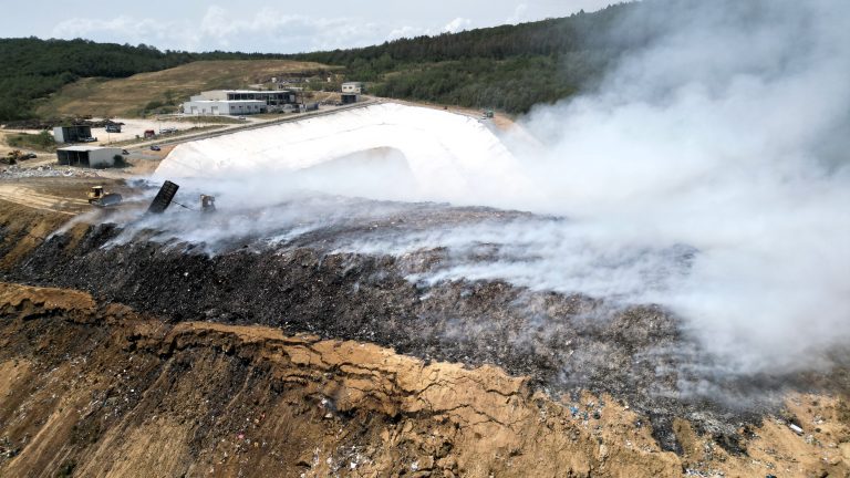Горещи новини | Овладян е пожарът на сметището край Шереметя