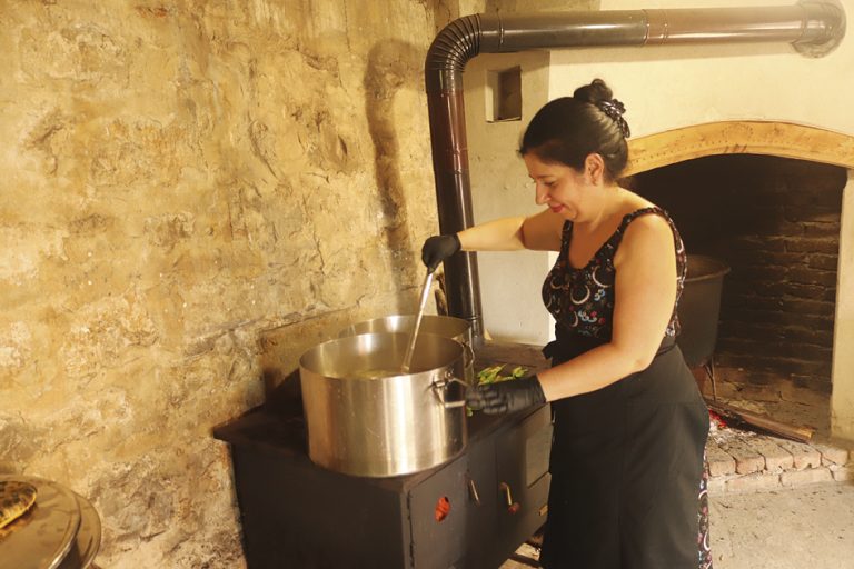 Сготвиха 100 кг шаран за празника на Преображенския манастир