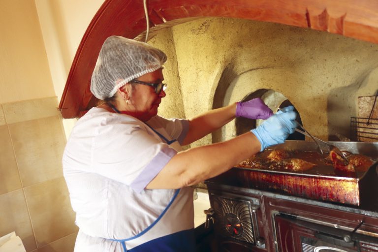 Сготвиха 100 кг шаран за празника на Преображенския манастир