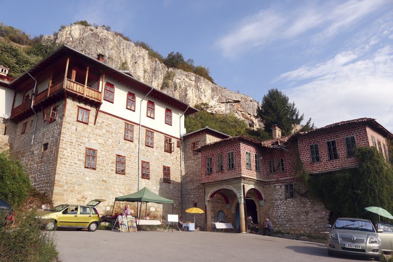 Горещи новини | Сготвиха 100 кг шаран за празника на Преображенския манастир