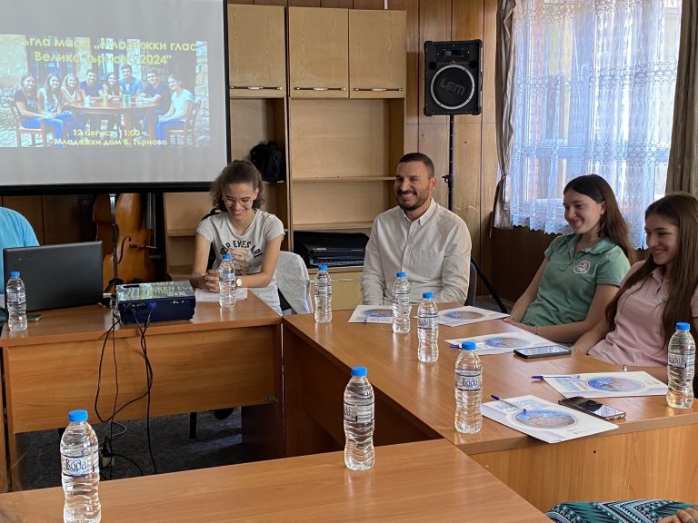 Общество | Мастън Мастънов се включи в кръгла маса за Деня на младежта във Велико Търново