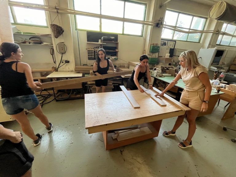 Общество | „Кроношпан България“ подпомага обучението на бъдещи инженери в областта на мебелното производство и технология на дървесината