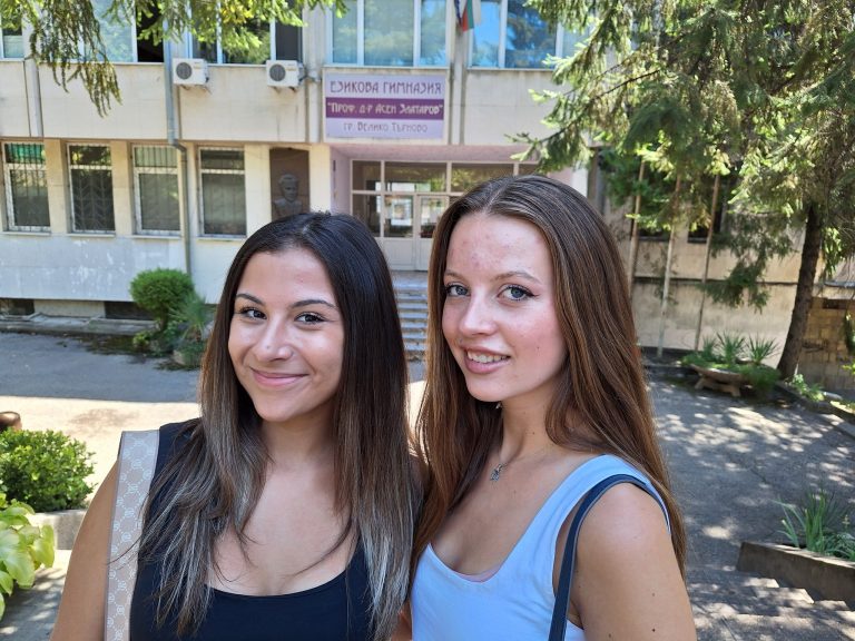 Общество | Две приятелки от Езиковата гимназия сбъдват мечтите си във Франция и Испания