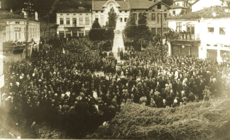 Общество | Италианец прави  проекта на Паметника на обесените