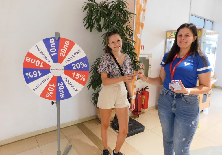 Горещи новини | Колелото на късмета на INTERSPORT раздава награди в мола