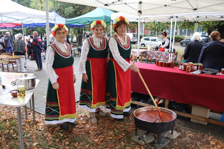 Джулюнският фестивал „Пъстра трапеза“ отново показа български фолклор, автентични гозби, домашна лютеница и карвинг-изкуство
