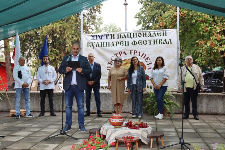 Джулюнският фестивал „Пъстра трапеза“ отново показа български фолклор, автентични гозби, домашна лютеница и карвинг-изкуство