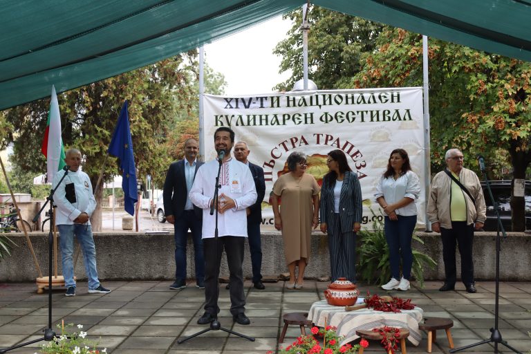 Джулюнският фестивал „Пъстра трапеза“ отново показа български фолклор, автентични гозби, домашна лютеница и карвинг-изкуство