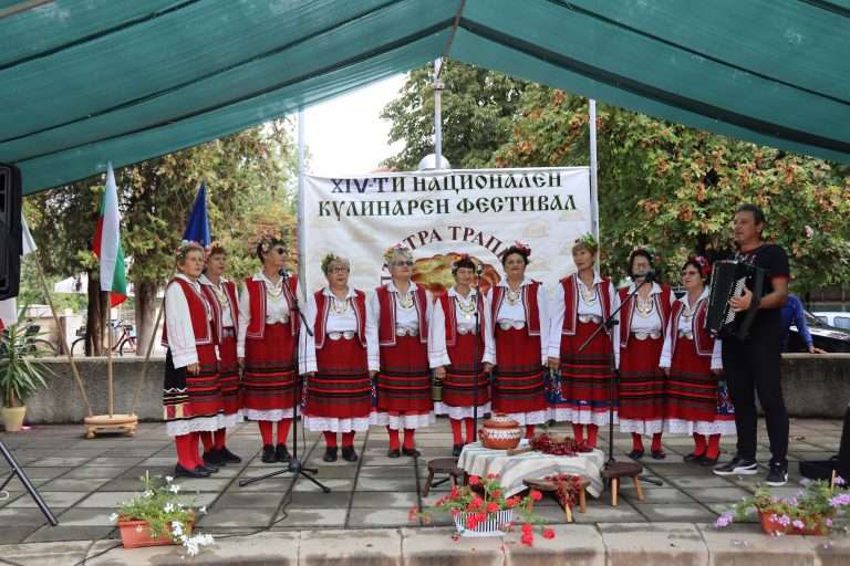 Джулюнският фестивал „Пъстра трапеза“ отново показа български фолклор, автентични гозби, домашна лютеница и карвинг-изкуство