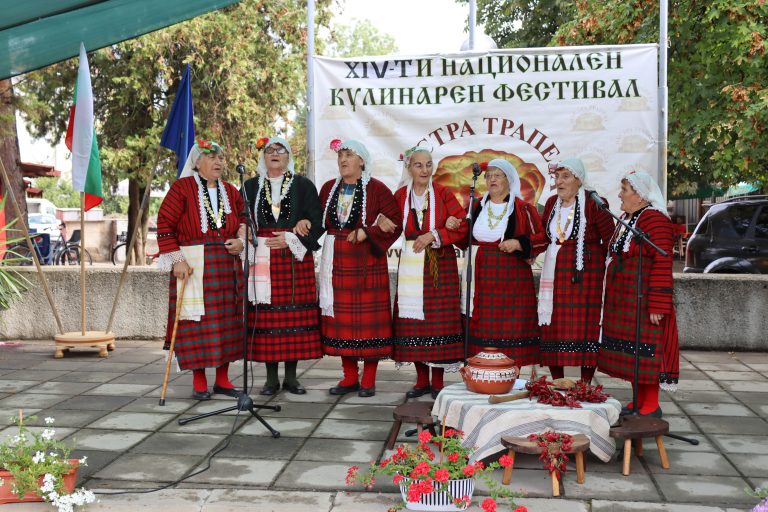 Джулюнският фестивал „Пъстра трапеза“ отново показа български фолклор, автентични гозби, домашна лютеница и карвинг-изкуство