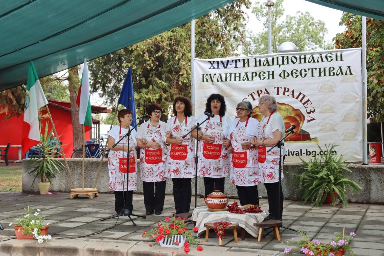Джулюнският фестивал „Пъстра трапеза“ отново показа български фолклор, автентични гозби, домашна лютеница и карвинг-изкуство