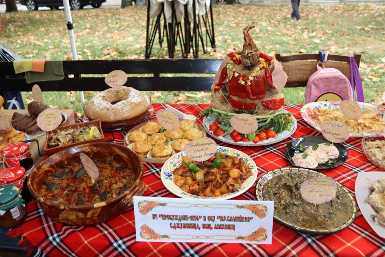 Джулюнският фестивал „Пъстра трапеза“ отново показа български фолклор, автентични гозби, домашна лютеница и карвинг-изкуство