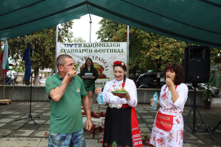 Джулюнският фестивал „Пъстра трапеза“ отново показа български фолклор, автентични гозби, домашна лютеница и карвинг-изкуство