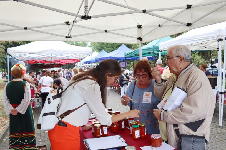 Джулюнският фестивал „Пъстра трапеза“ отново показа български фолклор, автентични гозби, домашна лютеница и карвинг-изкуство