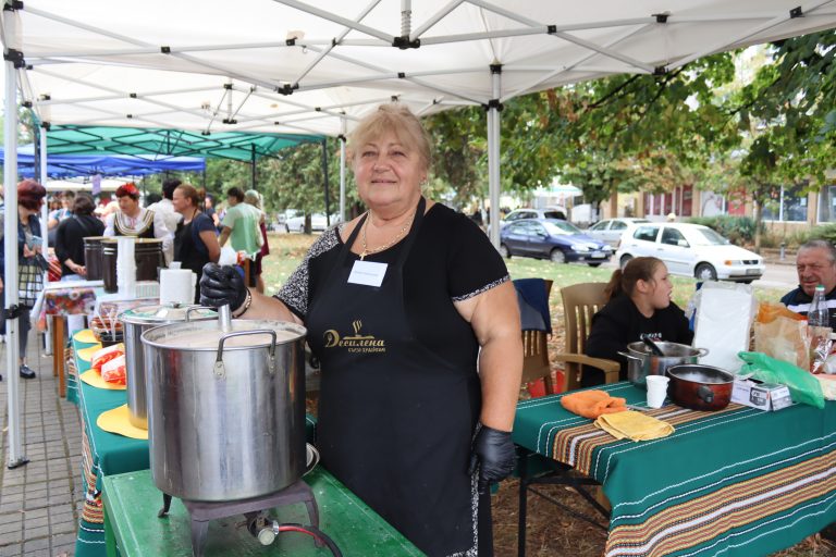 Джулюнският фестивал „Пъстра трапеза“ отново показа български фолклор, автентични гозби, домашна лютеница и карвинг-изкуство