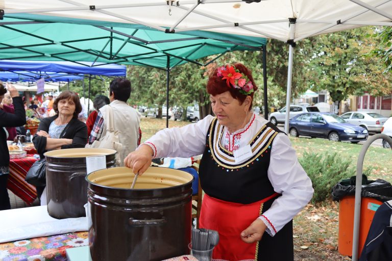 Джулюнският фестивал „Пъстра трапеза“ отново показа български фолклор, автентични гозби, домашна лютеница и карвинг-изкуство