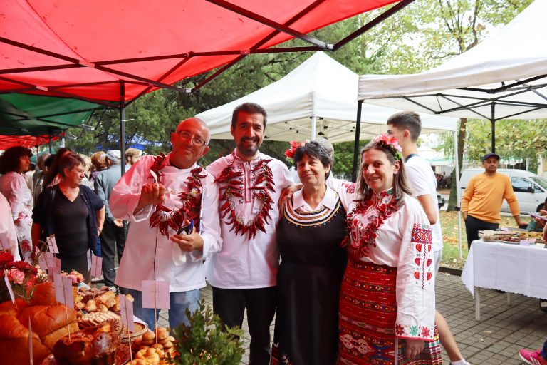 Джулюнският фестивал „Пъстра трапеза“ отново показа български фолклор, автентични гозби, домашна лютеница и карвинг-изкуство