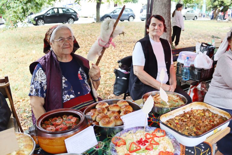 Джулюнският фестивал „Пъстра трапеза“ отново показа български фолклор, автентични гозби, домашна лютеница и карвинг-изкуство