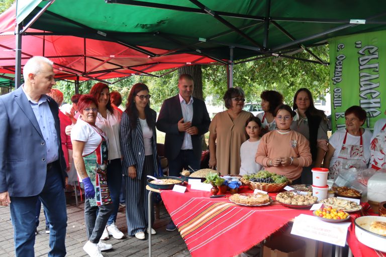 Джулюнският фестивал „Пъстра трапеза“ отново показа български фолклор, автентични гозби, домашна лютеница и карвинг-изкуство