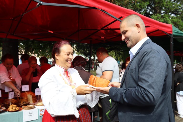 Джулюнският фестивал „Пъстра трапеза“ отново показа български фолклор, автентични гозби, домашна лютеница и карвинг-изкуство