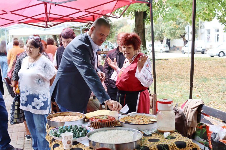 Джулюнският фестивал „Пъстра трапеза“ отново показа български фолклор, автентични гозби, домашна лютеница и карвинг-изкуство