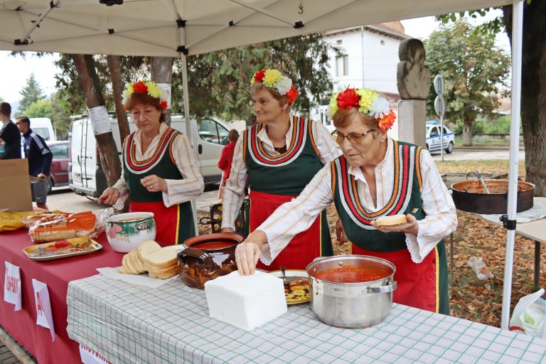 Джулюнският фестивал „Пъстра трапеза“ отново показа български фолклор, автентични гозби, домашна лютеница и карвинг-изкуство