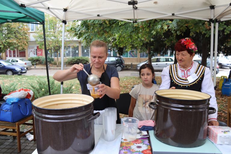 Джулюнският фестивал „Пъстра трапеза“ отново показа български фолклор, автентични гозби, домашна лютеница и карвинг-изкуство