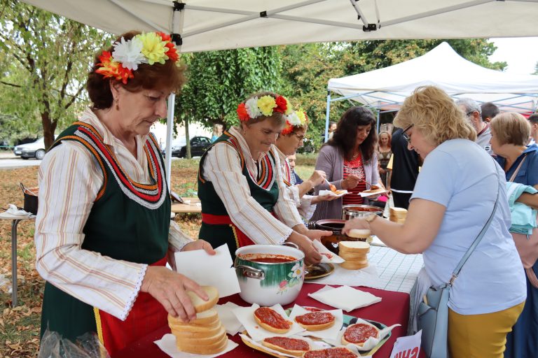 Джулюнският фестивал „Пъстра трапеза“ отново показа български фолклор, автентични гозби, домашна лютеница и карвинг-изкуство