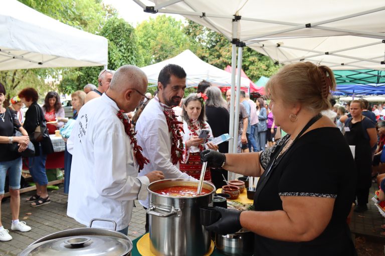 Джулюнският фестивал „Пъстра трапеза“ отново показа български фолклор, автентични гозби, домашна лютеница и карвинг-изкуство