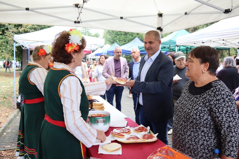 Джулюнският фестивал „Пъстра трапеза“ отново показа български фолклор, автентични гозби, домашна лютеница и карвинг-изкуство
