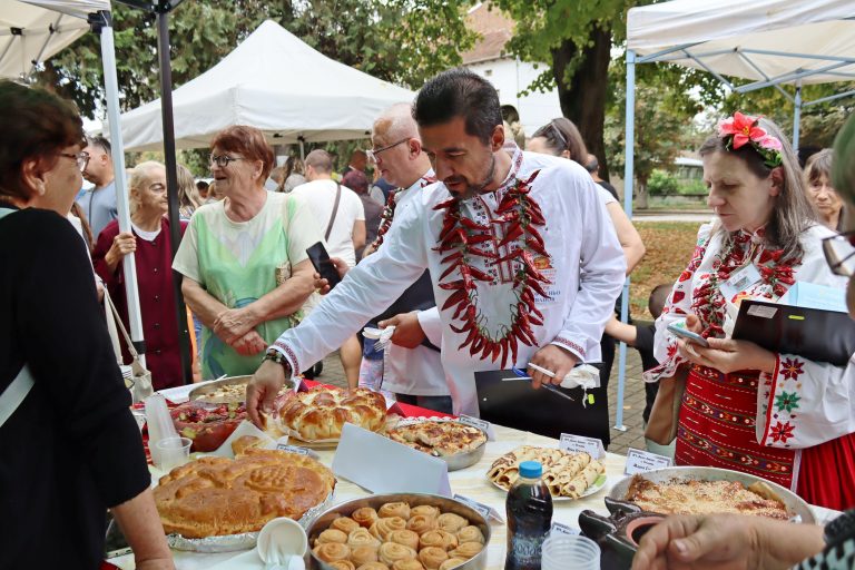 Джулюнският фестивал „Пъстра трапеза“ отново показа български фолклор, автентични гозби, домашна лютеница и карвинг-изкуство